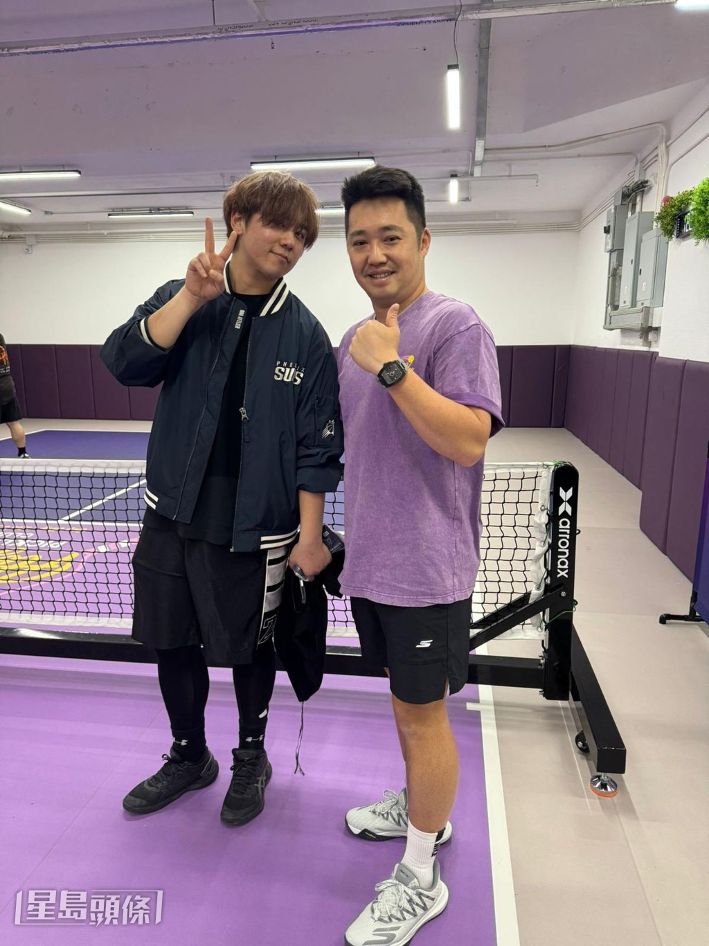 姜濤到他們的球場打波，並拍照留念，變相為球場炒熱人氣。