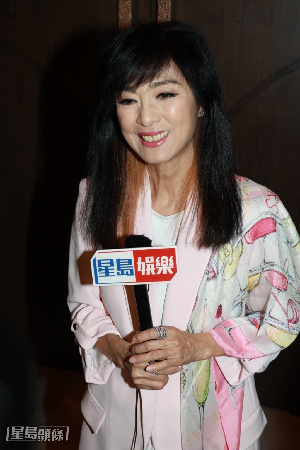 英皇將舉行25周年演唱會,問屆時上台唱嗎?她笑言會買飛支持。 英皇將舉行25周年演唱會,問屆時上台唱嗎?她笑言會買飛支持。