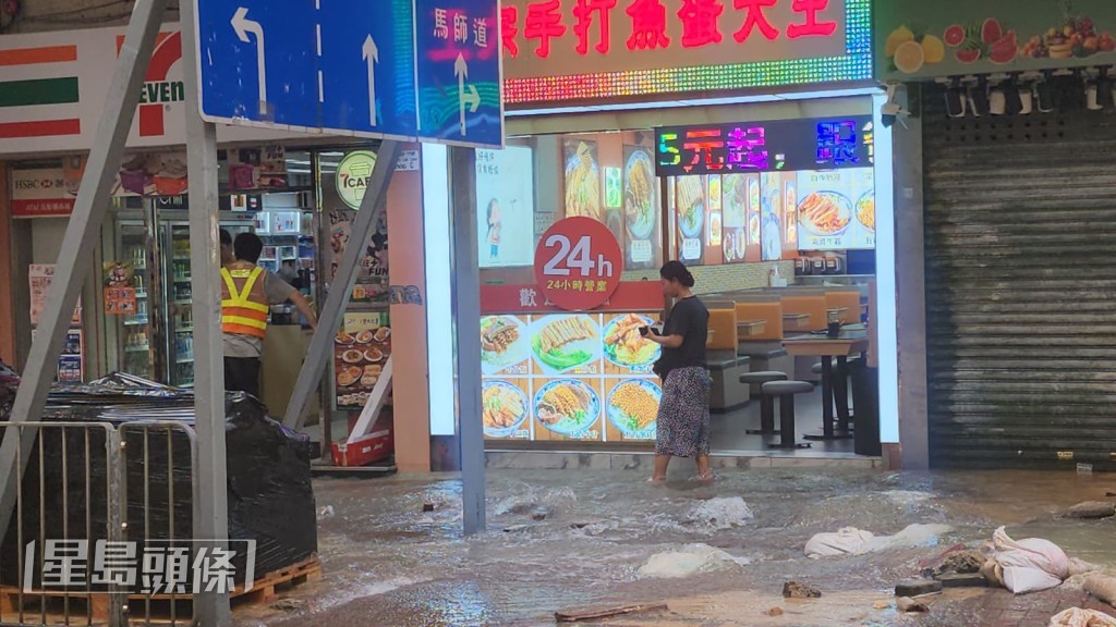 灣仔道與天樂里交界一條直徑10吋食水管突然爆裂,大量食水夾雜泥沙湧出路面,導致該帶出現積水及淤泥。黎志偉攝 灣仔道與天樂里交界一條直徑10吋食水管突然爆裂,大量食水夾雜泥沙湧出路面,導致該帶出現積水及淤泥。黎志偉攝