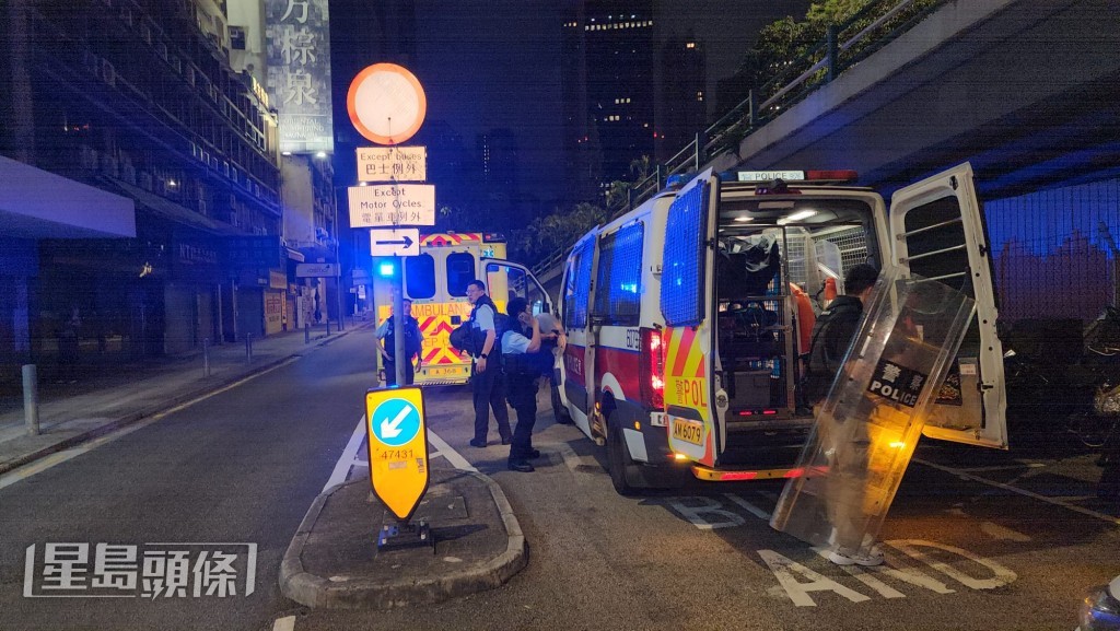 警方派出大批警員穿上戰術背心、手持防暴盾牌火速趕抵現場,並登樓展開封鎖調查。黎志偉攝 警方派出大批警員穿上戰術背心、手持防暴盾牌火速趕抵現場,並登樓展開封鎖調查。黎志偉攝