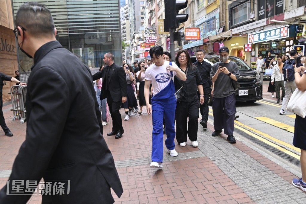 Anson Lo今日在銅鑼灣某間百貨公司內的品牌店進行拍攝。