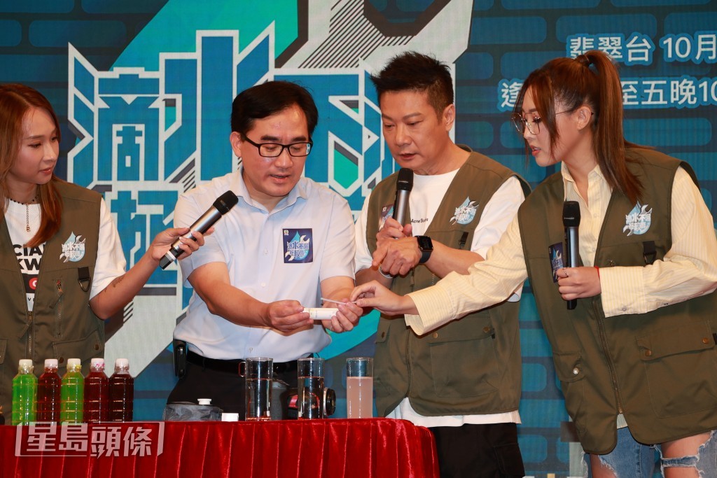樓宇滲水檢驗專家賴達明現場進行漏水檢測小測試。