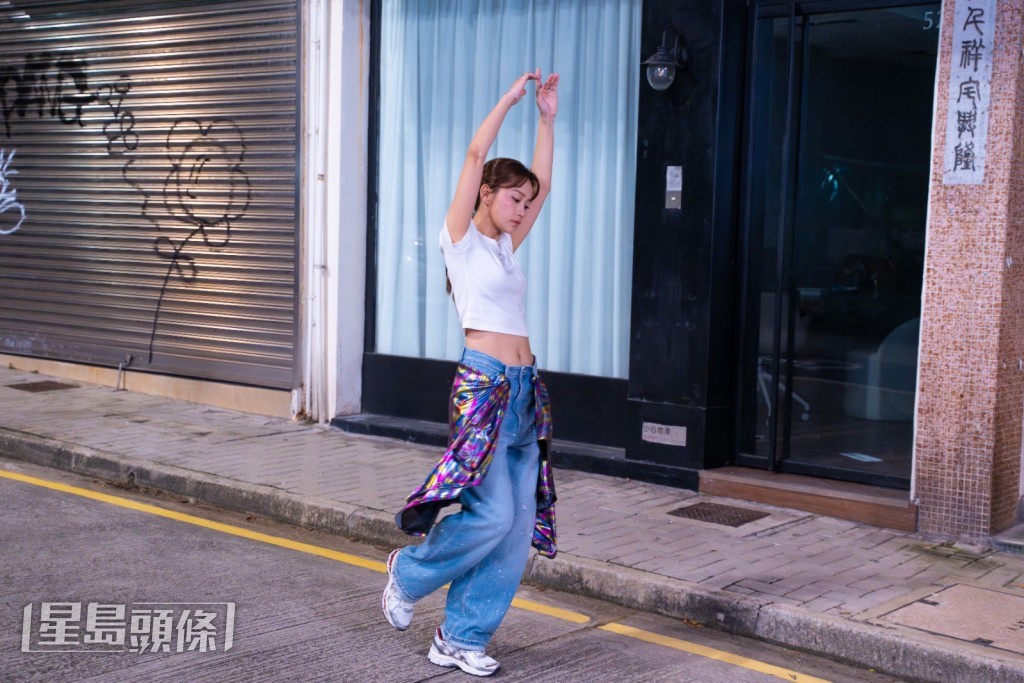 安仔在《伊甸有歌》MV跳舞時穿的彩色上衣，正是Miki跳舞時綁在腰的衣服。