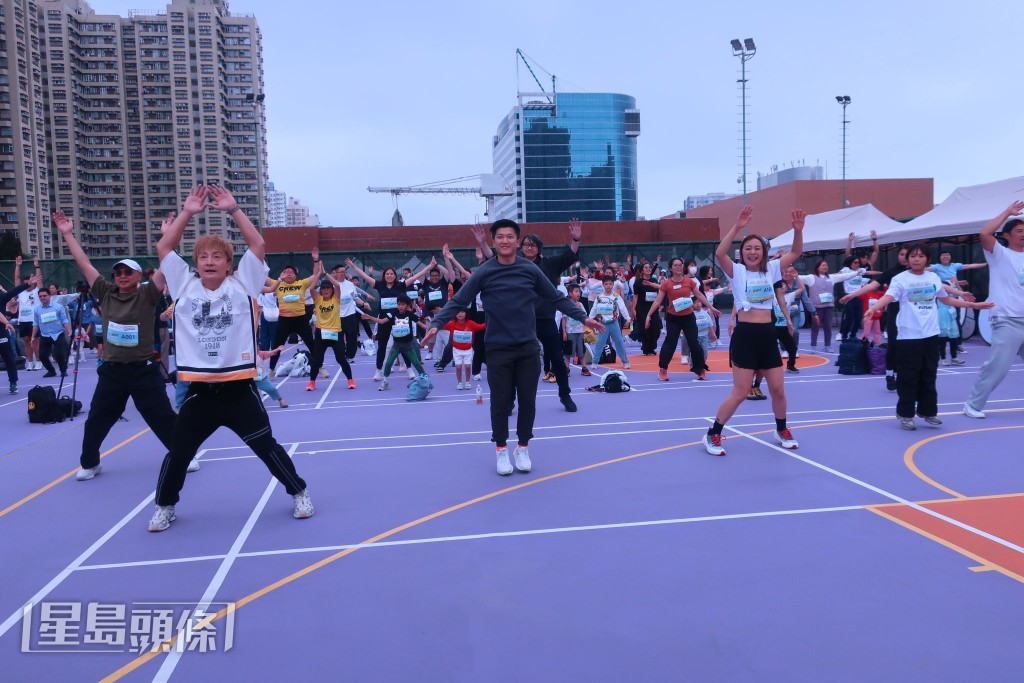 200人一分鐘做開合跳，成功列入健力士紀錄。