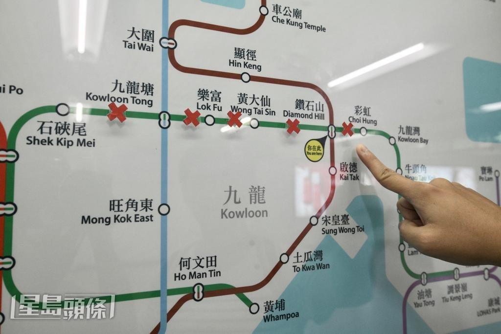 港铁观塘线往来石硖尾站及彩虹站的服务暂停。陈浩元摄