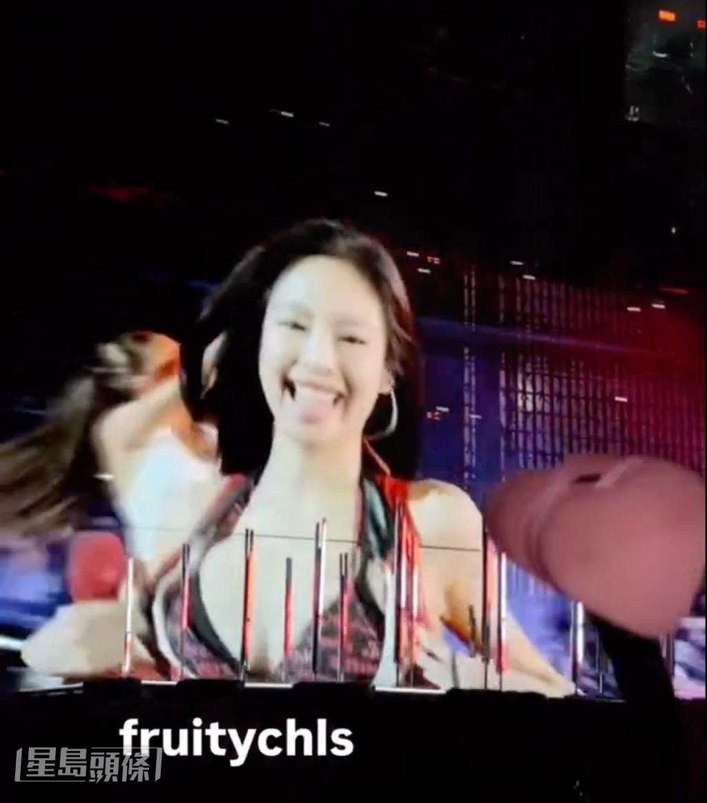 Jennie演出時,拉開連身裙拉鏈,大晒Bra Top。 Jennie演出時,拉開連身裙拉鏈,大晒Bra Top。