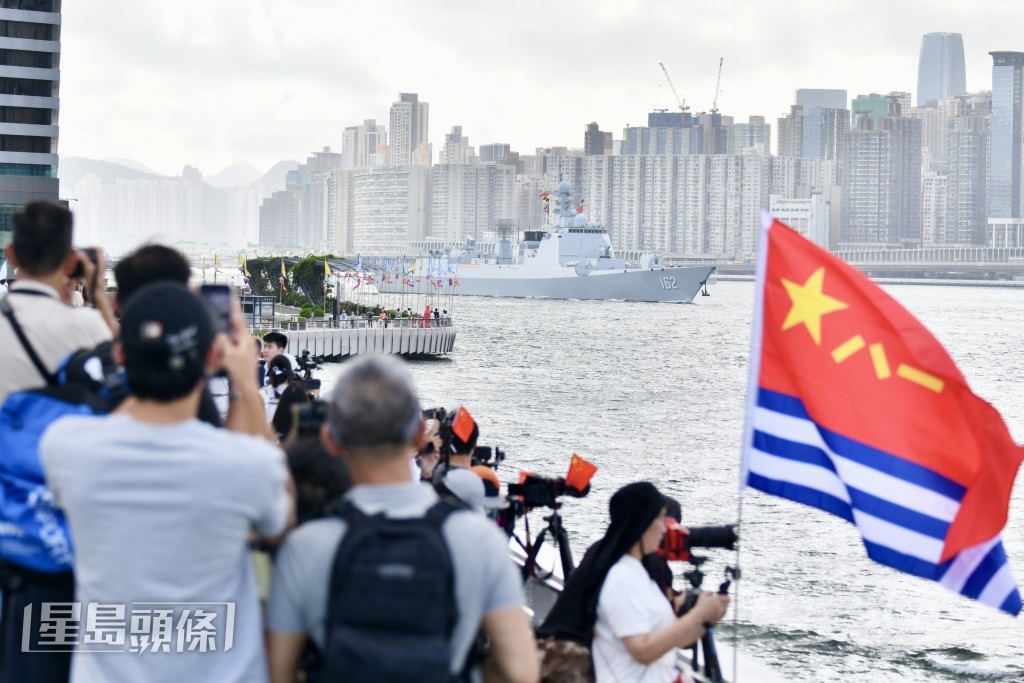 市民夾岸歡迎艦隊抵港。 市民夾岸歡迎艦隊抵港。