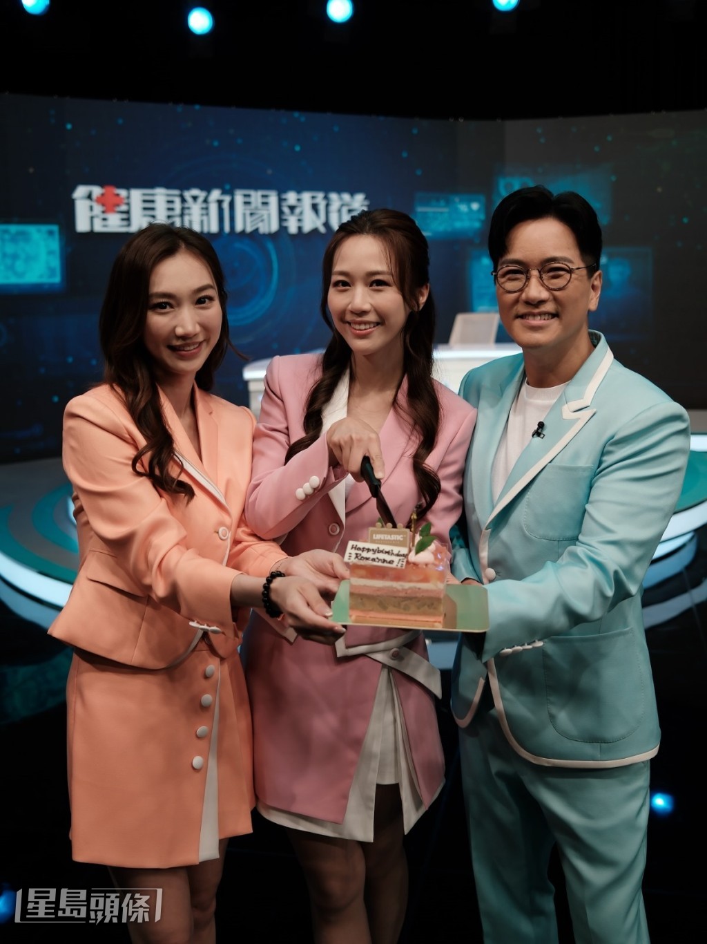 何沛珈生日當天在拍攝節目中度過,開心拍檔王嘉慧買了蛋糕,再由區永權送上。 何沛珈生日當天在拍攝節目中度過,開心拍檔王嘉慧買了蛋糕,再由區永權送上。