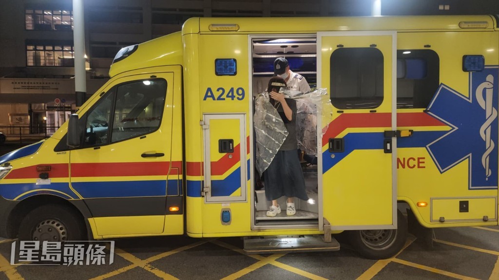 女事主由救護車送往瑪嘉烈醫院檢查。黎志偉攝 女事主由救護車送往瑪嘉烈醫院檢查。黎志偉攝