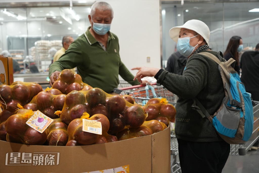市民一家齊逛Costco。吳艷玲攝