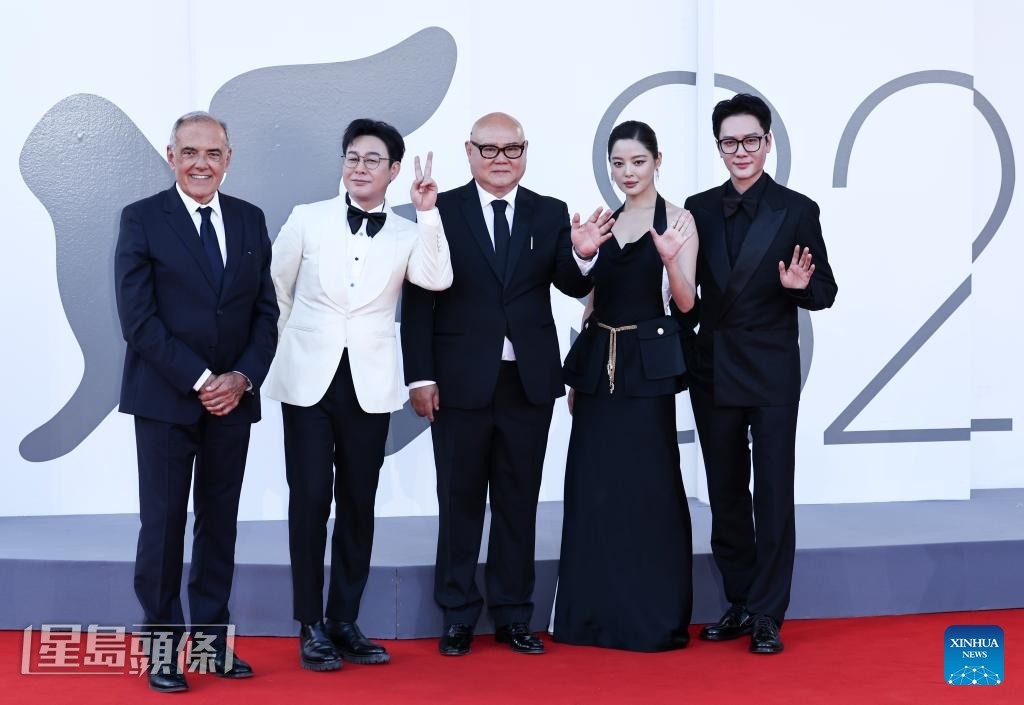 （左二起）張頌文、導演蔡尚君、辛芷蕾和馮紹峰一起行紅地毯。（新華社）