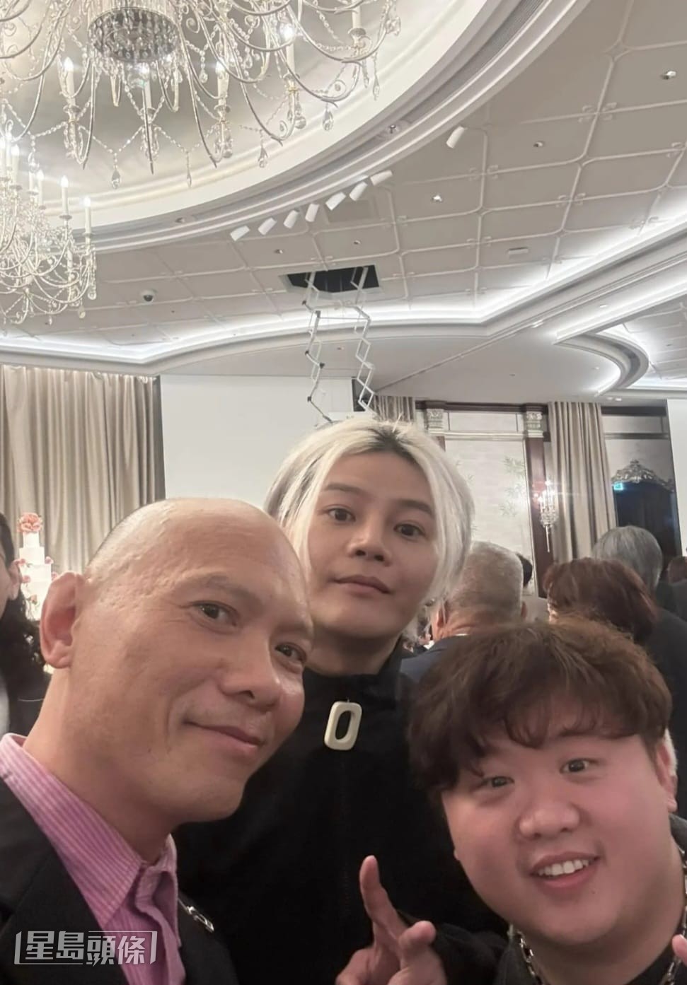 潘紹聰與同場賓客打卡,其中與ERROR的肥仔及保錡的一張照片,被網民大派嬲嬲。 潘紹聰與同場賓客打卡,其中與ERROR的肥仔及保錡的一張照片,被網民大派嬲嬲。