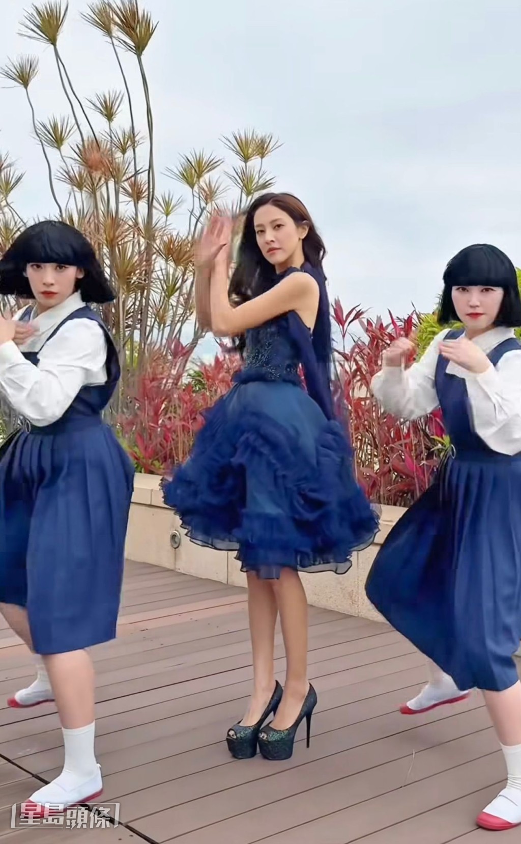 陳凱琳以一條藍色連身裙上陣，穿上超高的高跟鞋。