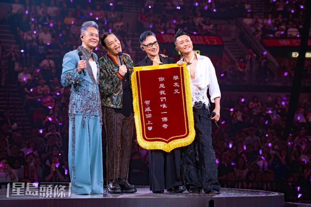 3子向學友送上「學友兄，你是我們唯一傳奇。智、威、傑上」錦旗。