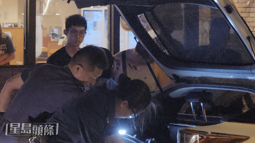 警員隨後奉召警犬到場,協助搜索涉事車輛,但沒有進一步發現。黎志偉攝 警員隨後奉召警犬到場,協助搜索涉事車輛,但沒有進一步發現。黎志偉攝