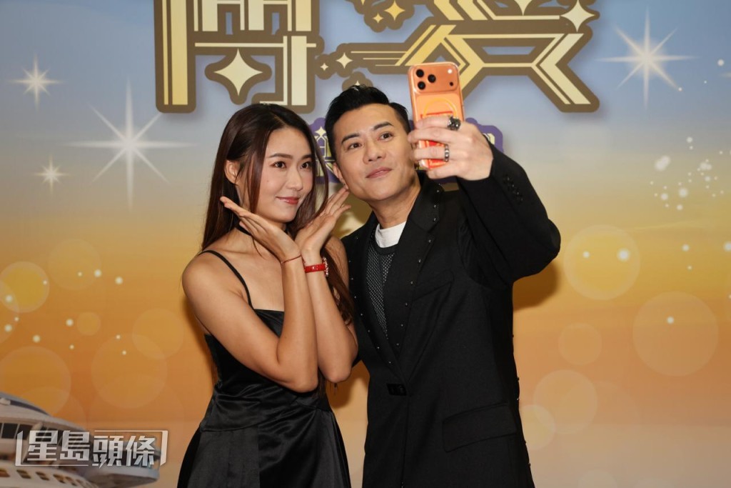 戴祖儀開心與梁漢文自拍。 戴祖儀開心與梁漢文自拍。