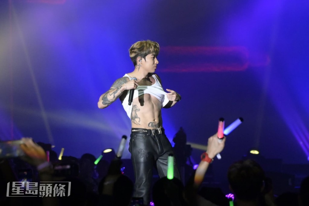 直至唱到最後一首歌時，終應粉絲要求脫去背心show肌。