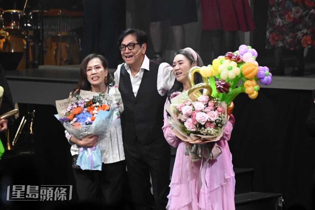 陳友左擁右抱着太太及黎瑞恩笑言：「我一台兩妻！」