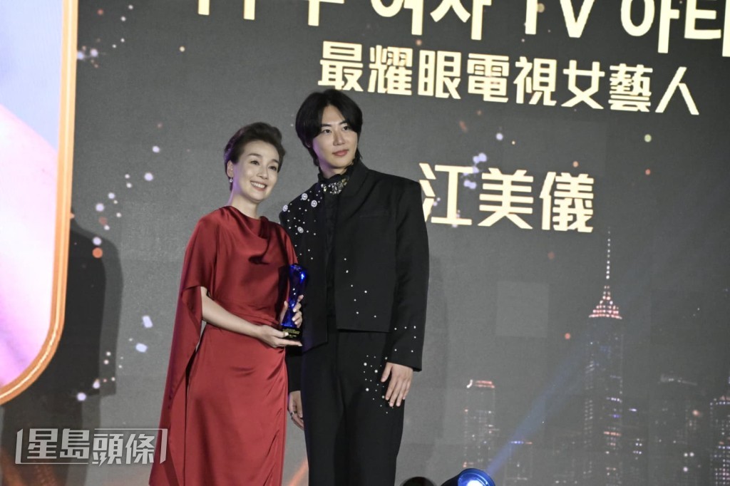江美儀得「最耀眼電視藝人」獎。 江美儀得「最耀眼電視藝人」獎。