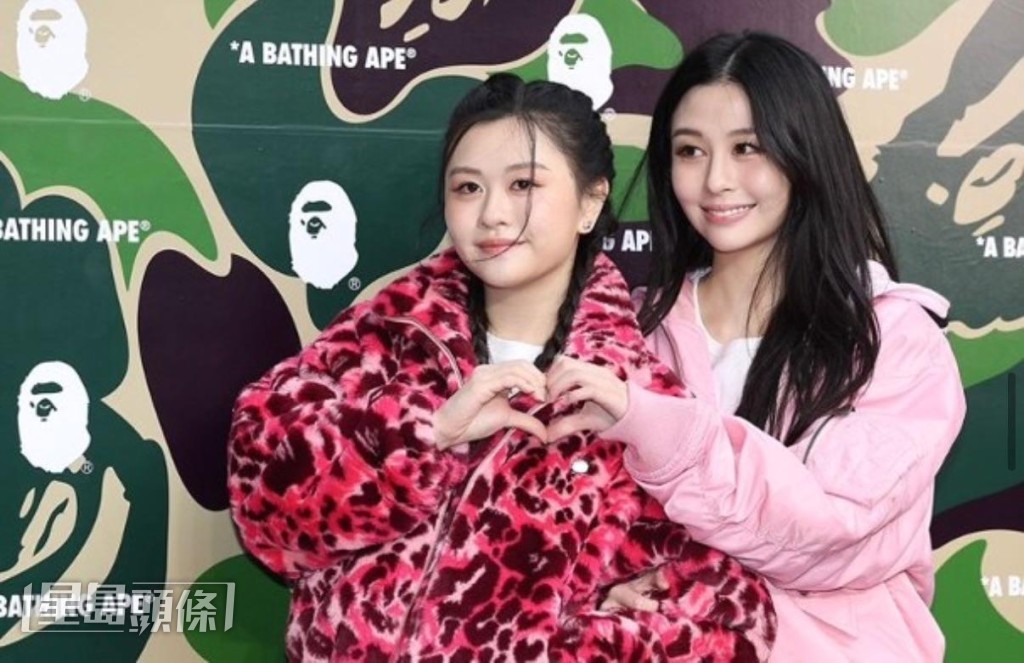 沈日（左）及沈月昨在首爾出席新店開幕活動。