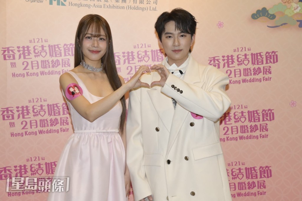 莊子璇和胡子貝今日（21日）到灣仔出席婚紗展。