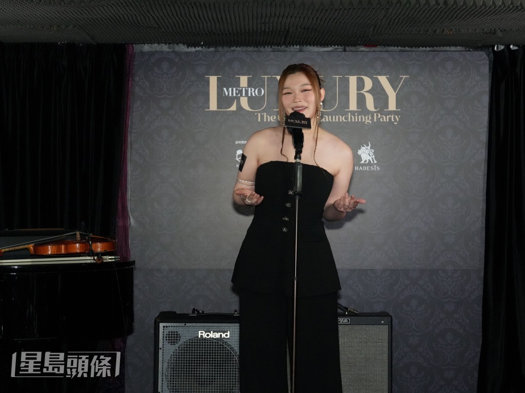 除了演奏，黃洛妍亦有在現場演唱。