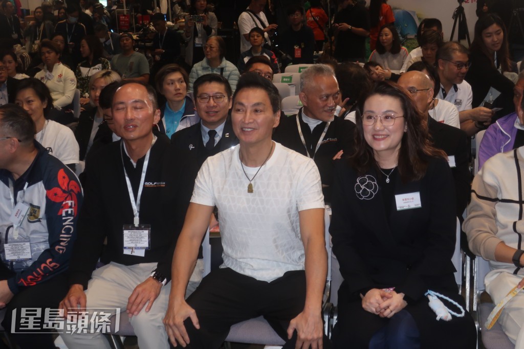 他表示不時收到影視作品的邀請，直言客串幾日的角色不如唔好拍。