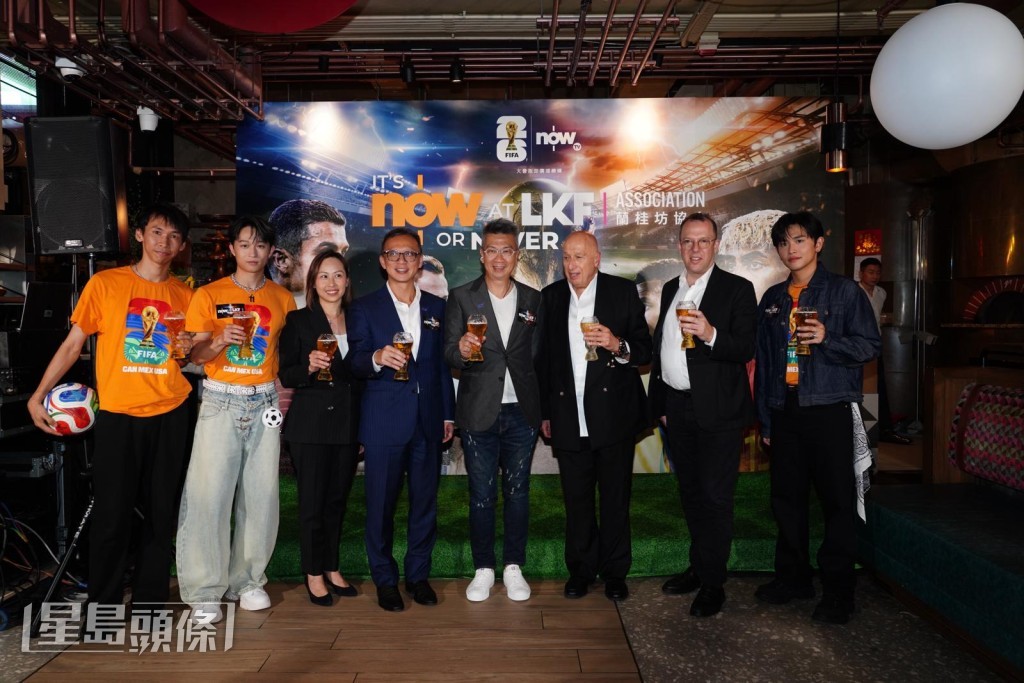 盛智文博士(右三)、Teller與Jacky Fan於蘭桂坊出席世界盃狂歡盛會發佈會。 盛智文博士(右三)、Teller與Jacky Fan於蘭桂坊出席世界盃狂歡盛會發佈會。