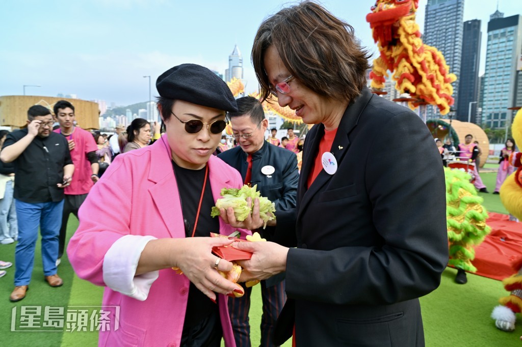 吳永順(右)希望可以透過活動，延續新春和情人節的氣氛。鍾健華攝