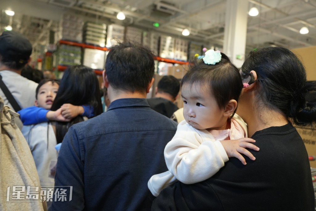 市民一家齊逛Costco。吳艷玲攝