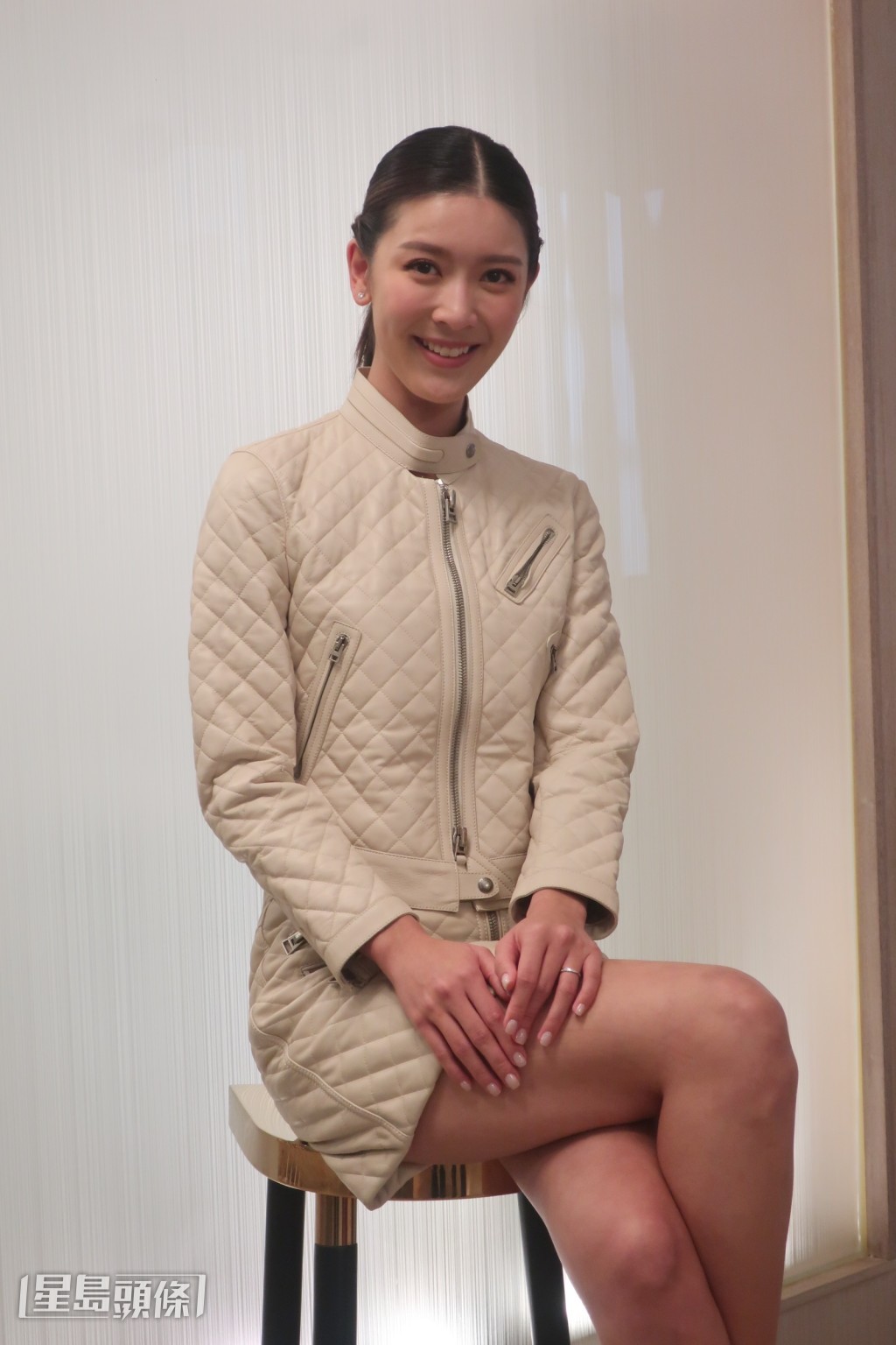 笑指子女很旺她。 笑指子女很旺她。