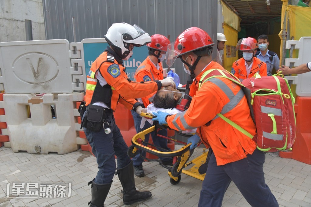 其中一名工人被救出但他陷入昏迷。楊偉亨攝 其中一名工人被救出但他陷入昏迷。楊偉亨攝