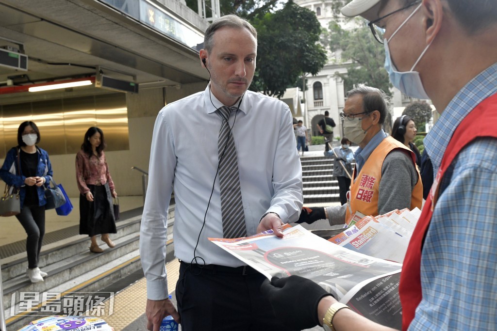 外籍人士取閱。禇樂琪攝