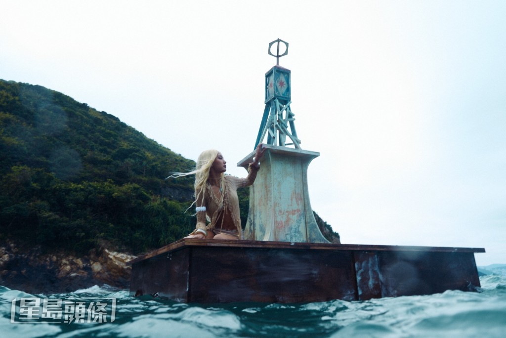 為配合主題,Marf專誠到龍蝦灣石灘出海拍攝歌曲MV。 為配合主題,Marf專誠到龍蝦灣石灘出海拍攝歌曲MV。