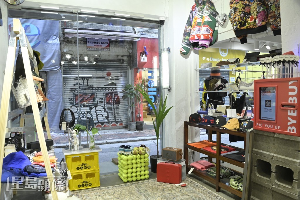 除了衫褲鞋等服 飾外，店內還有絲 巾、手袋、珠寶、 玩具等過萬件產品。