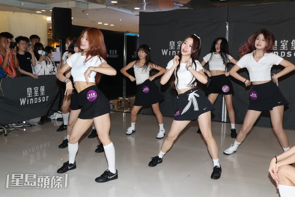 現場吸引大批粉絲包圍打氣。 現場吸引大批粉絲包圍打氣。