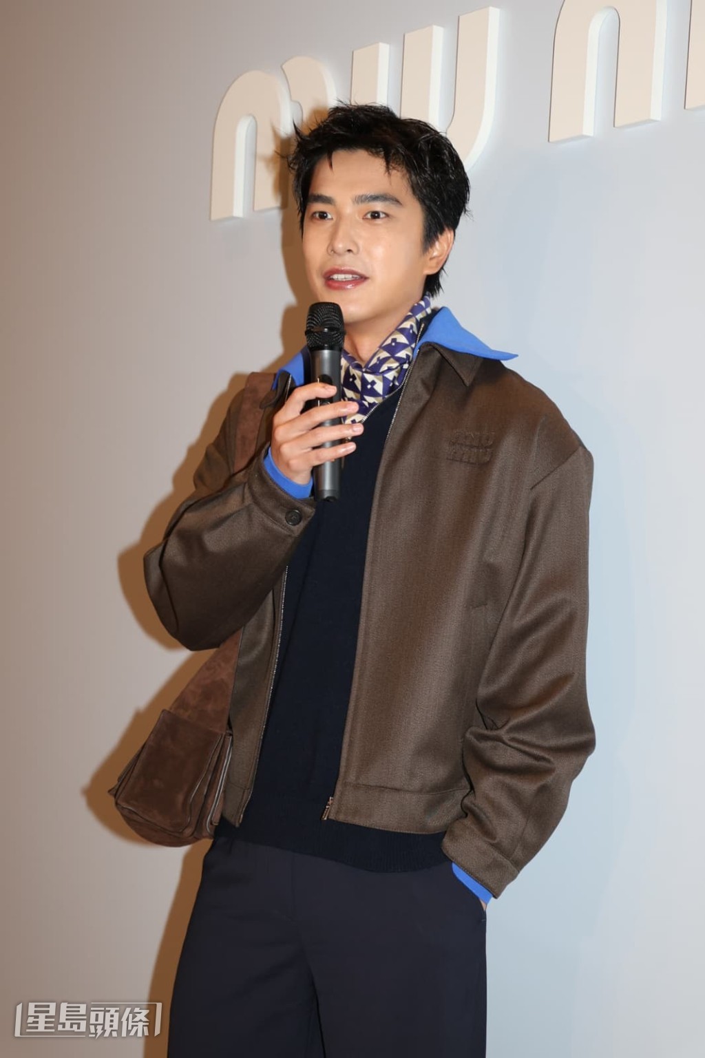 他指自己昨天到港，看到很多街上的風景，也吃了小吃。