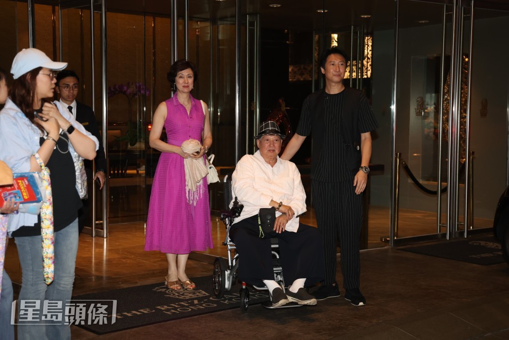 洪金寶夫婦與兒子洪天明。 洪金寶夫婦與兒子洪天明。