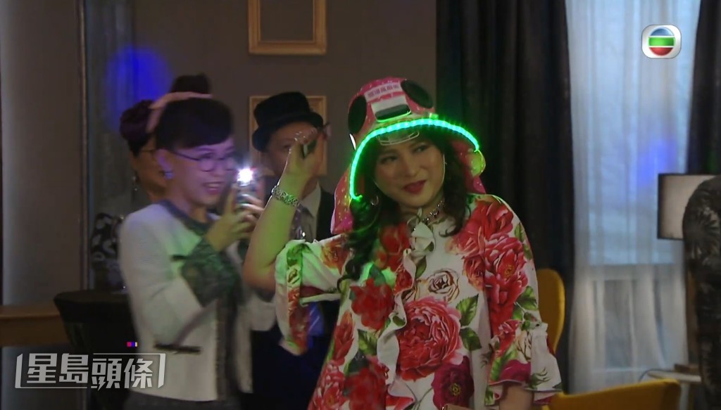 樊亦敏為演「三太」,單就造型上已頗花心思,例如這一身花碌碌襯「龍璟風扇帽」。 樊亦敏為演「三太」,單就造型上已頗花心思,例如這一身花碌碌襯「龍璟風扇帽」。