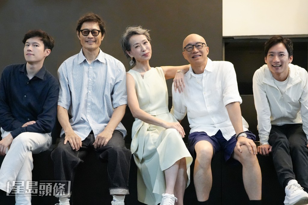 葉童指今次新嘗試係同德斌喺個劇度本來係鬧交變了「唱」佢。