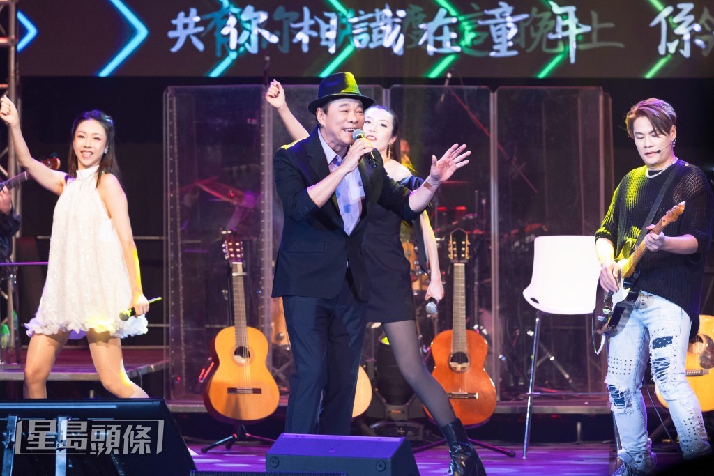 胞弟區瑞明（Alvin）上台與Albert獻唱親情歌曲。