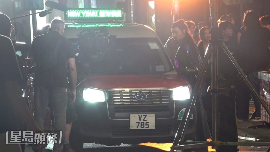 張晉埋位演出,與亨利、導演於的士車頭討論拍攝細節。 張晉埋位演出,與亨利、導演於的士車頭討論拍攝細節。