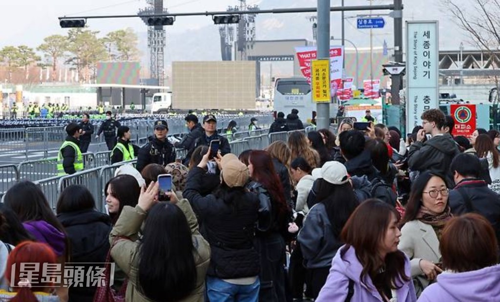今早清晨已有大批ARMY蜂拥到光化门一带霸位，警方亦部署了约7,000名警力，严阵以待。