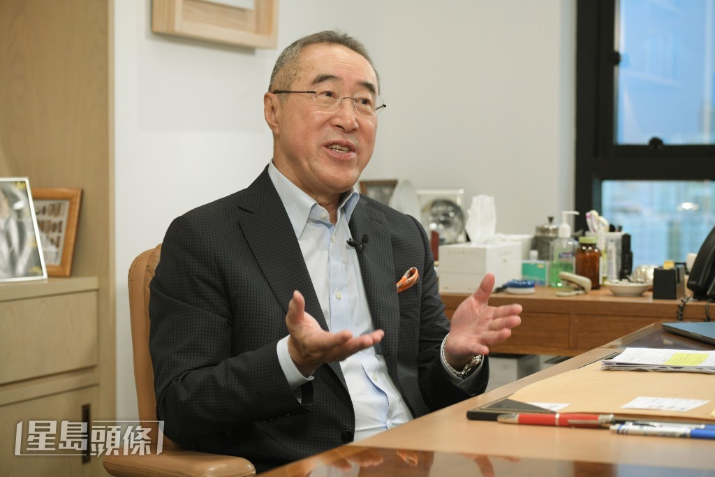 唐英年指,局方不想伸手向政府「攞錢」、爭民生資源,而是善用珍貴的土地唯一資源。陳浩元攝 唐英年指,局方不想伸手向政府「攞錢」、爭民生資源,而是善用珍貴的土地唯一資源。陳浩元攝