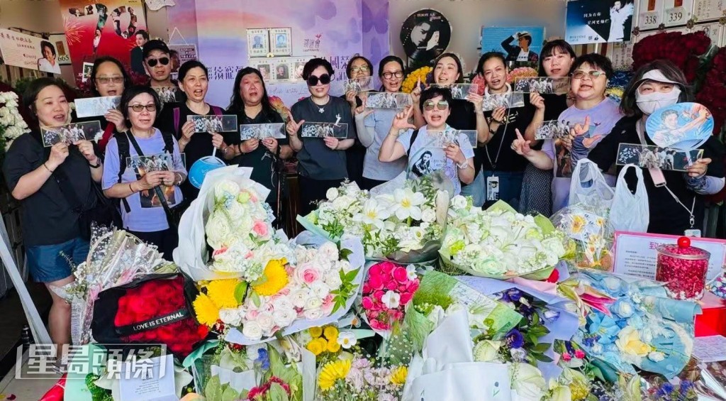 各地「哥」迷帶同精心設計的花牌及花束,令寶禪堂化作一片花海。 各地「哥」迷帶同精心設計的花牌及花束,令寶禪堂化作一片花海。
