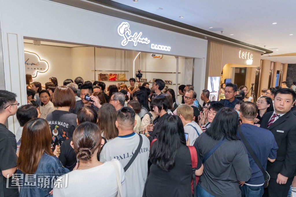 不少市民及粉絲聞風而至逼爆店鋪。 不少市民及粉絲聞風而至逼爆店鋪。