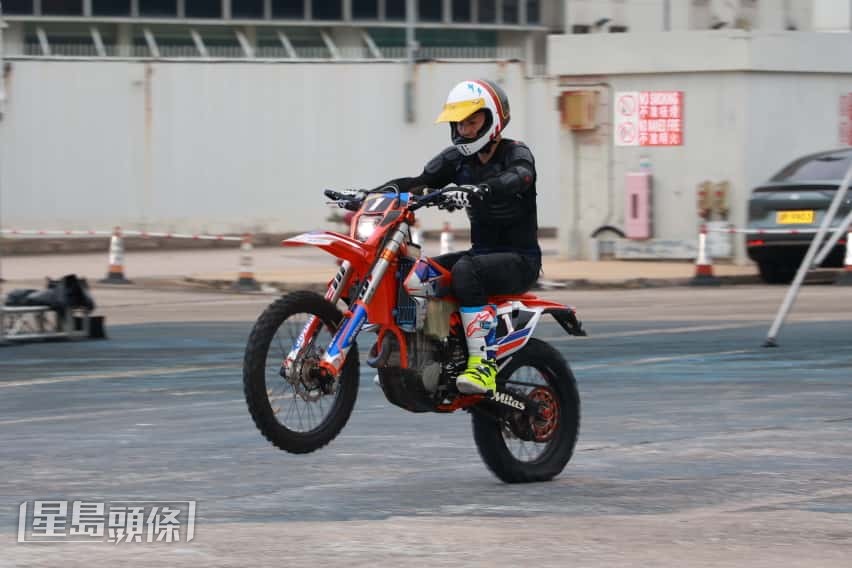 即場示範抽高電單車頭行駛。 即場示範抽高電單車頭行駛。