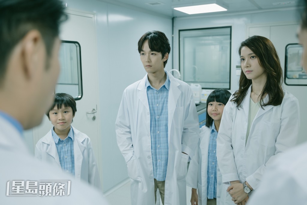 林宣妤透露曾因與同學上堂時玩橡筋而整喊老師。 林宣妤透露曾因與同學上堂時玩橡筋而整喊老師。