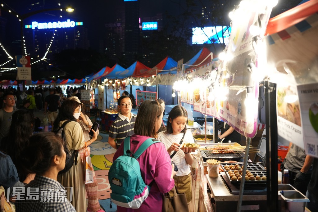 游人顺道到邻近的“海滨艺游坊”“觅食”。苏正谦摄 游人顺道到邻近的“海滨艺游坊”“觅食”。苏正谦摄