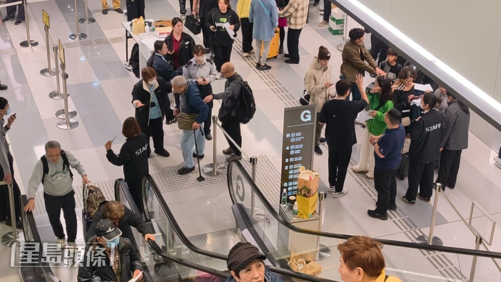 有行動不便持拐杖乘客守候多時仍未能上船。